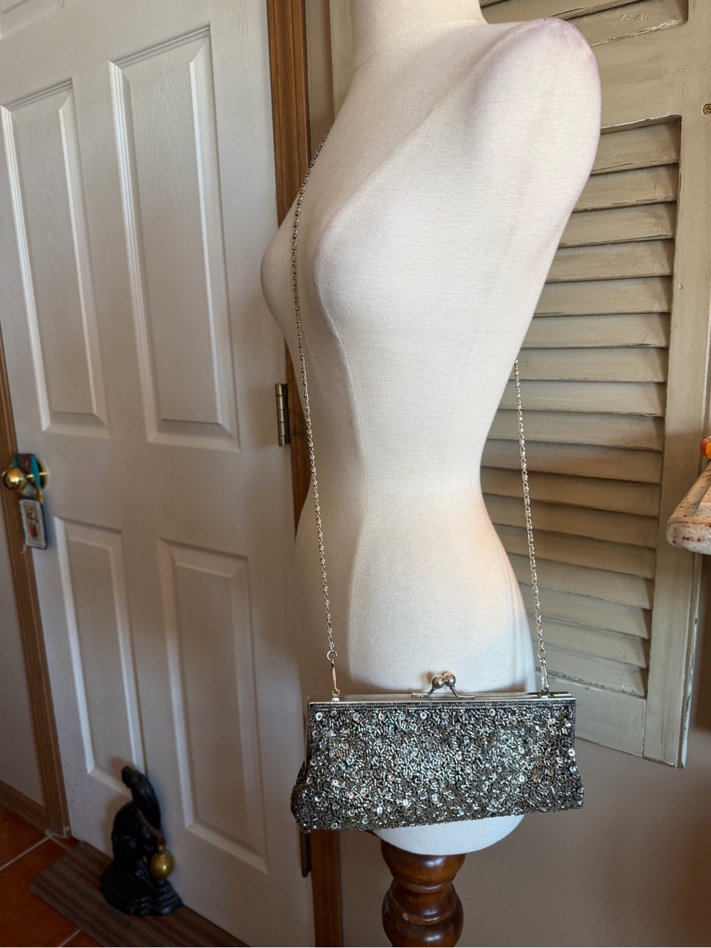 Beautiful Silver Beaded Evening Clutch with Chain Strap 8.5x4” - Picture 3 of 7